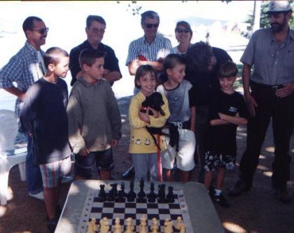 Federao Catarinense de Xadrez - FCX - Srs. Paulo Afonso, Guido Rosa e outros com crianas do "xadrez  sombra" - Coqueiros - Fpolis