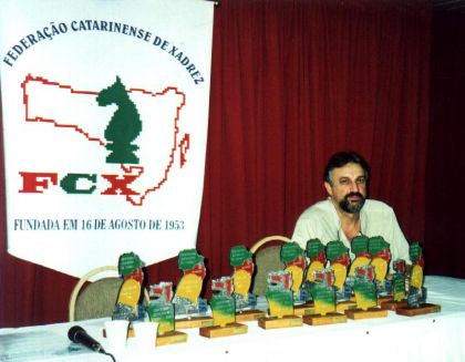 Federao Catarinense de Xadrez - FCX - O presidente da FCX Gilson Chrestani e os trofus