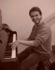 Federao Catarinense de Xadrez - FCX - Ao piano, Rodrigo Fontana alegrando o ambiente nos intervalos das rodadas
