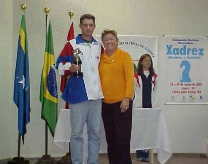 Federação Catarinense de Xadrez - FCX - 1º lugar UNIPLAC recebe troféu da Reitora