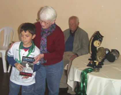 Federação Catarinense de Xadrez - FCX - Thiago BLU Melhor Sub 10 premiado pela Sra.Antonina Cordioli