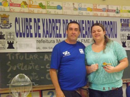 Federação Catarinense de Xadrez - FCX - Anjel faz entrega de brinde pra Karina Daniela Kanzler